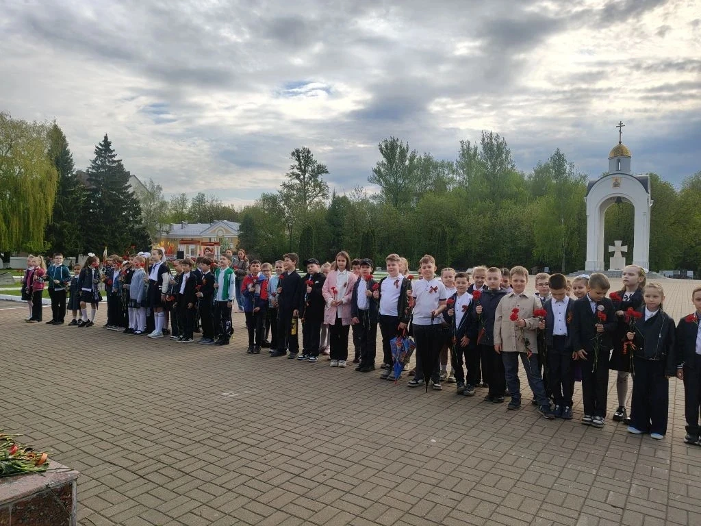 В преддверии Дня Победы учащиеся 2"А" и 2"В" классов посетили  мемориал воинам, погибшим в годы Вели