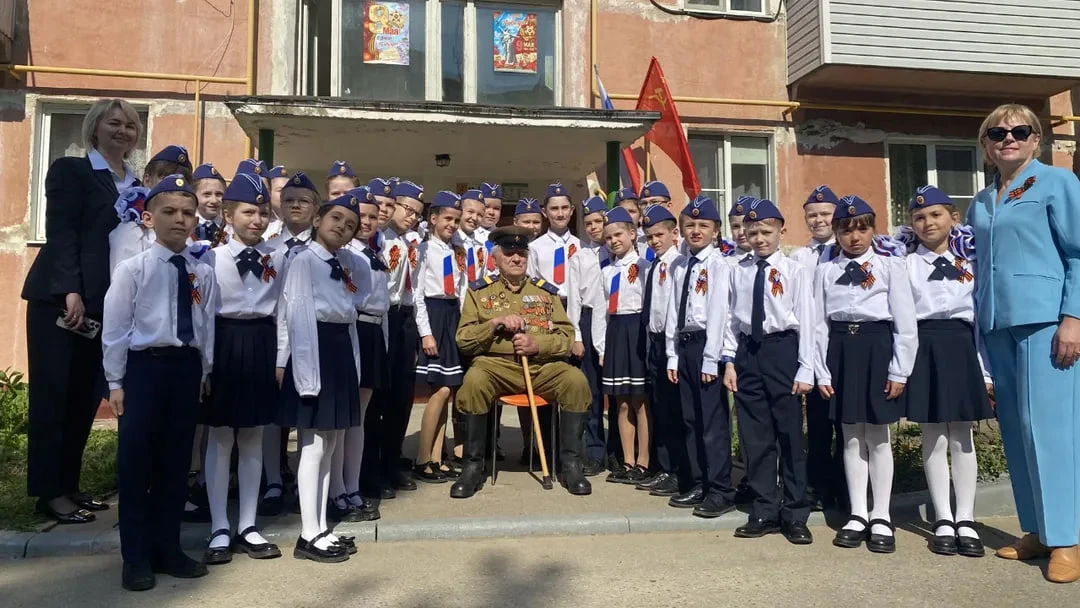 В микрорайоне Барыбино провели мини-парад в честь ветерана Великой Отечественной войны Евгений Знаме