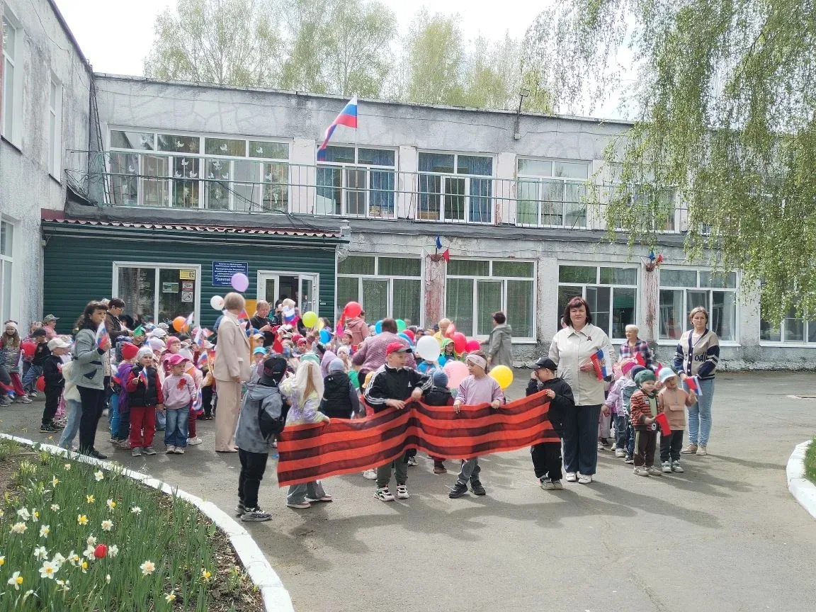 Сегодня в детском саду №4 "Золотой ключик" прошел парад, посвященный 81-й годовщине Поб...