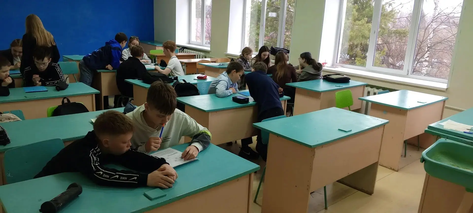 Сегодня 7Б класс окунулся в историю космонавтики — занятие было посвящено знаменательно...