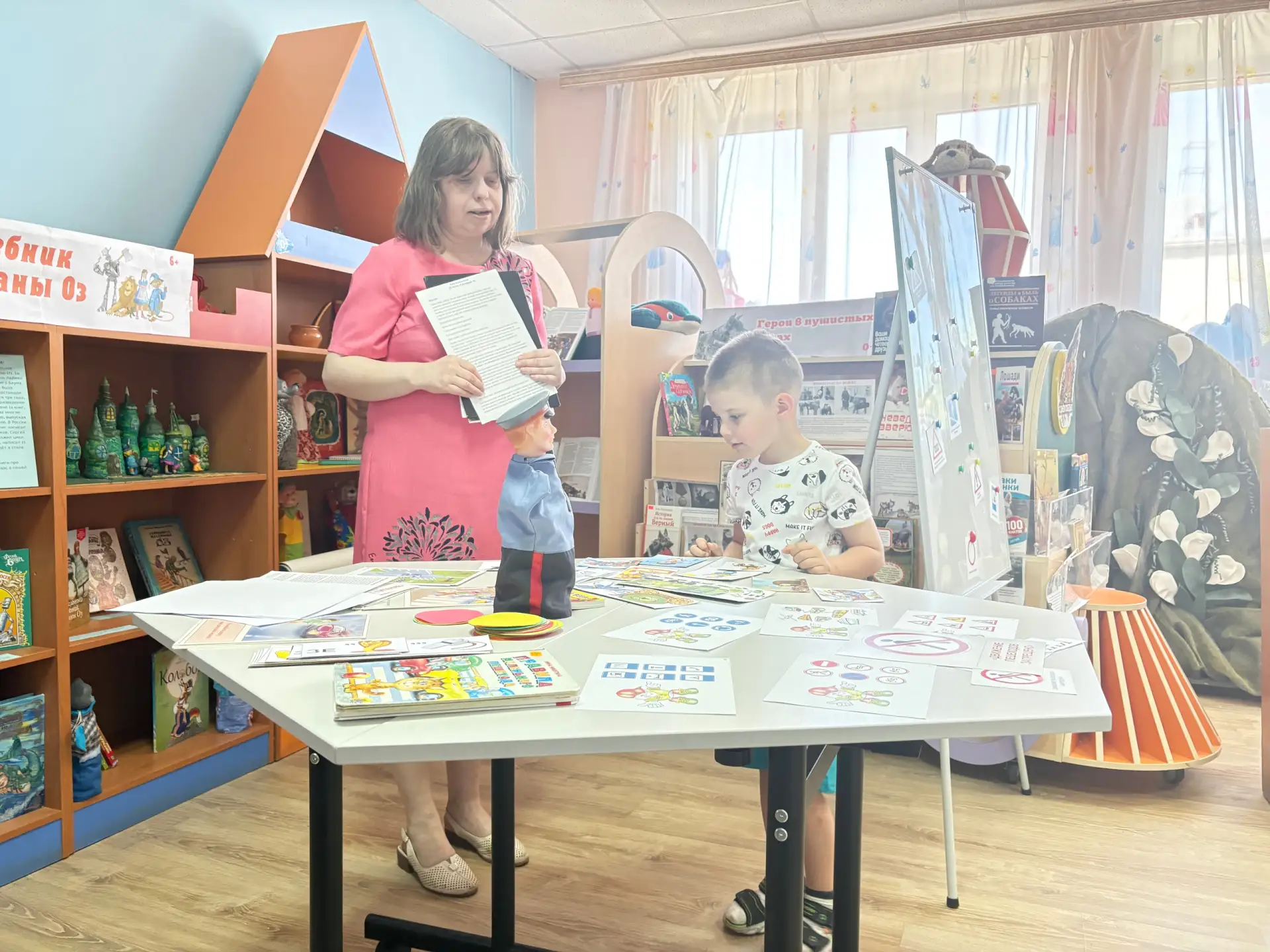 В ГОСТЯХ У СВЕТОФОРА

Какие правила нужно соблюдать на дорогах? Что означают сигналы
светофора? Как 
