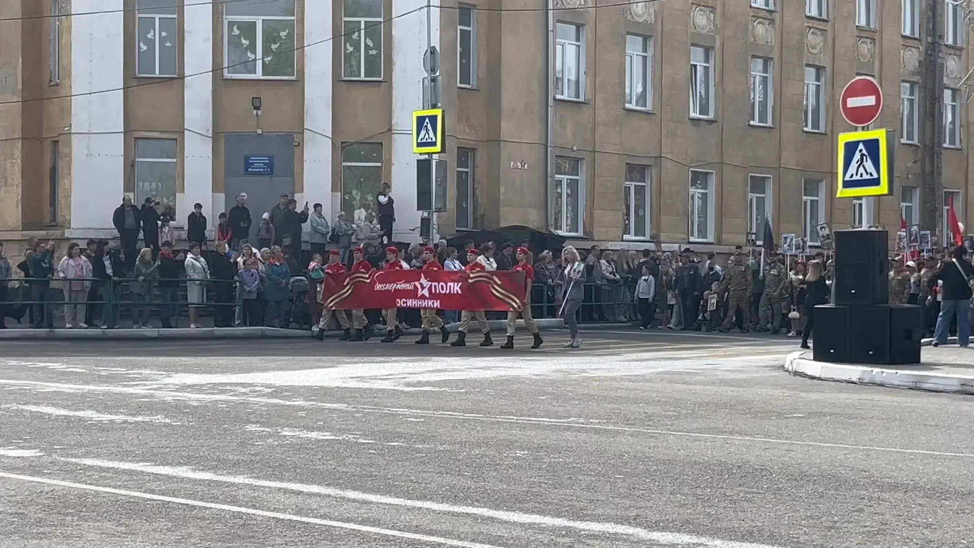 🎗️ Сегодня, 9 мая, наши педагоги и ребята вышли на улицы города вместе с «Бессмертным полком». 🕯️ В 