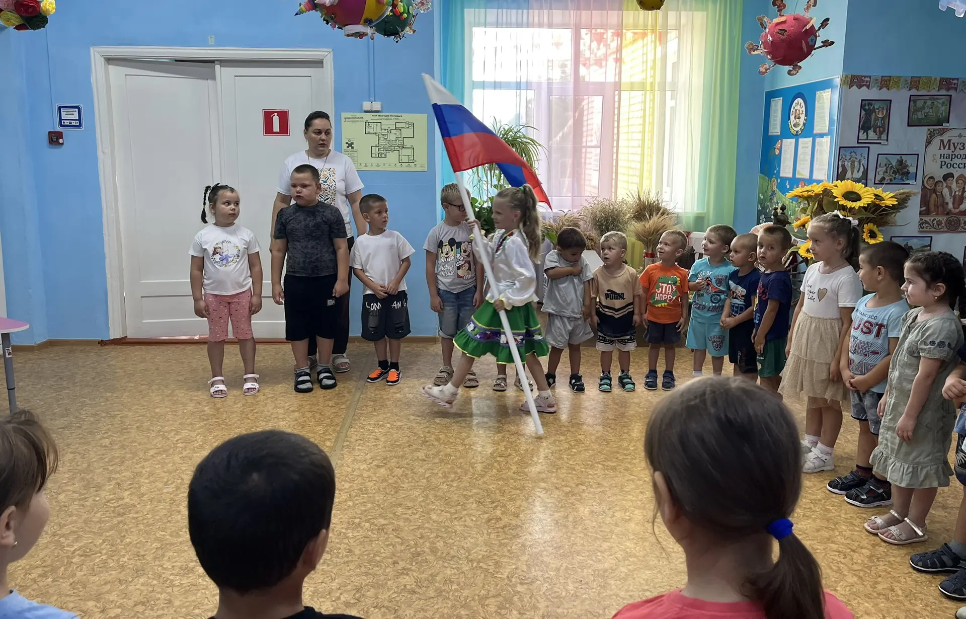 Сегодня в нашем детском саду прошла церемония выноса Государственного флага Российской ...