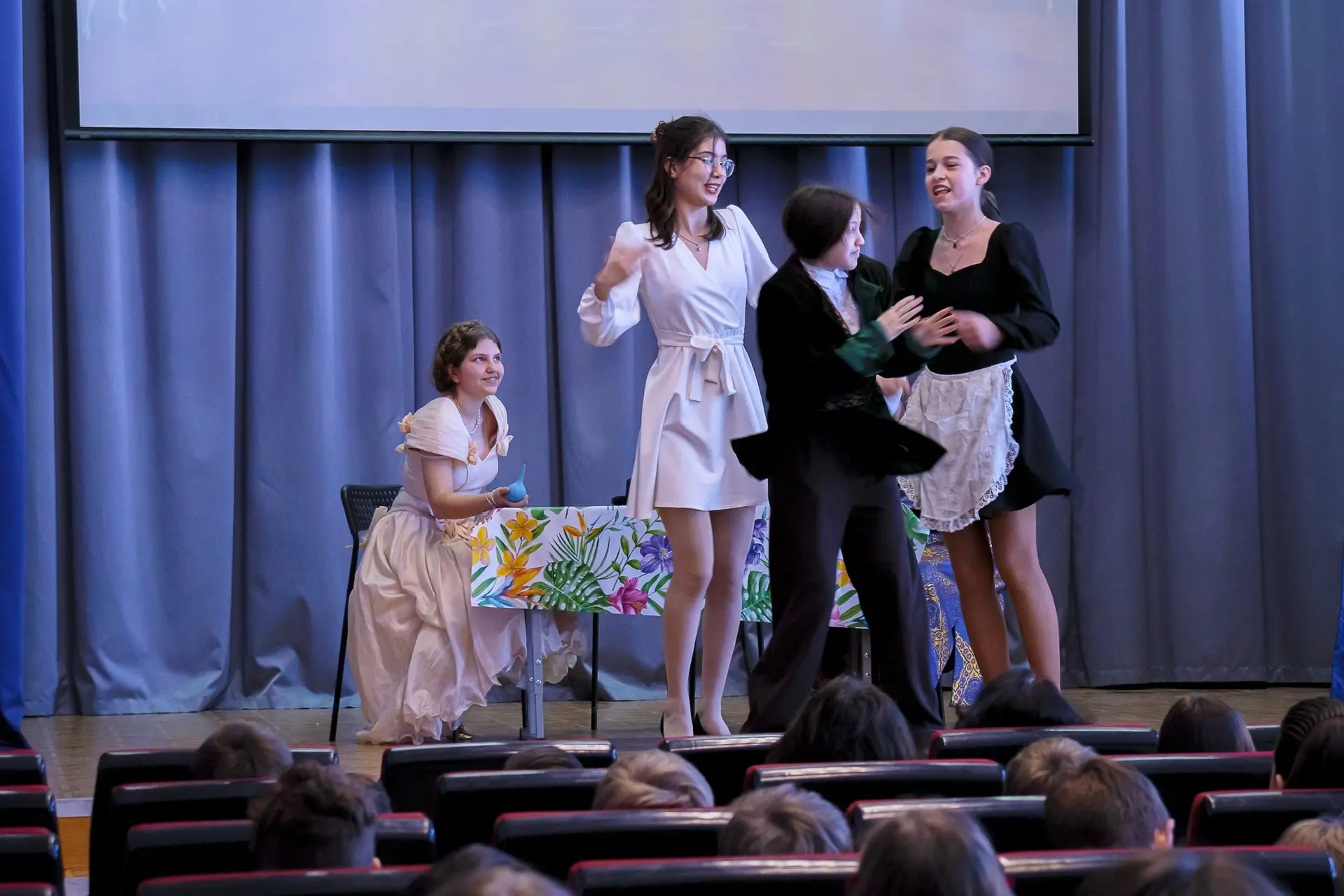 СПЕКТАКЛЬ «ТОТ САМЫЙ ЧЕХОВ»  🎭 В преддверии Всемирного дня театра в школе с аншлагом прошла премьера