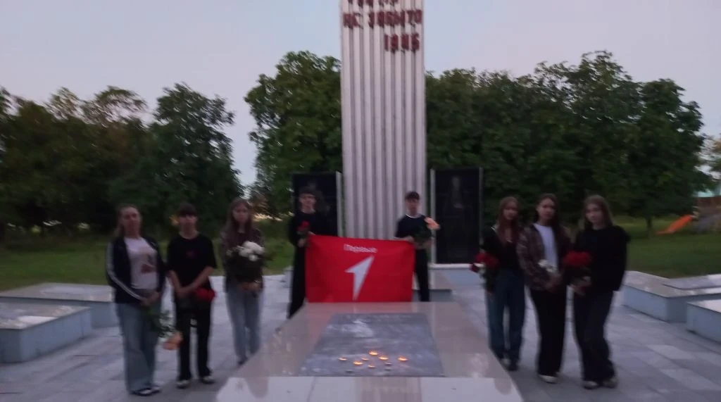 В 4 часа утра, в день 85-й годовщины начала Великой Отечественной войны, члены волонтёрского отряда 