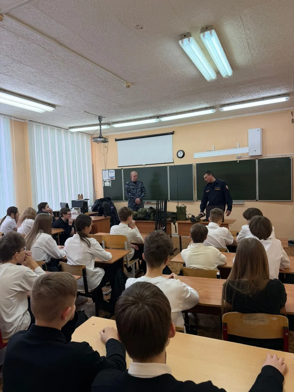19 февраля, в преддверии Дня защитника Отечества,  у 7Б класса прошел Урок Мужества, который провели