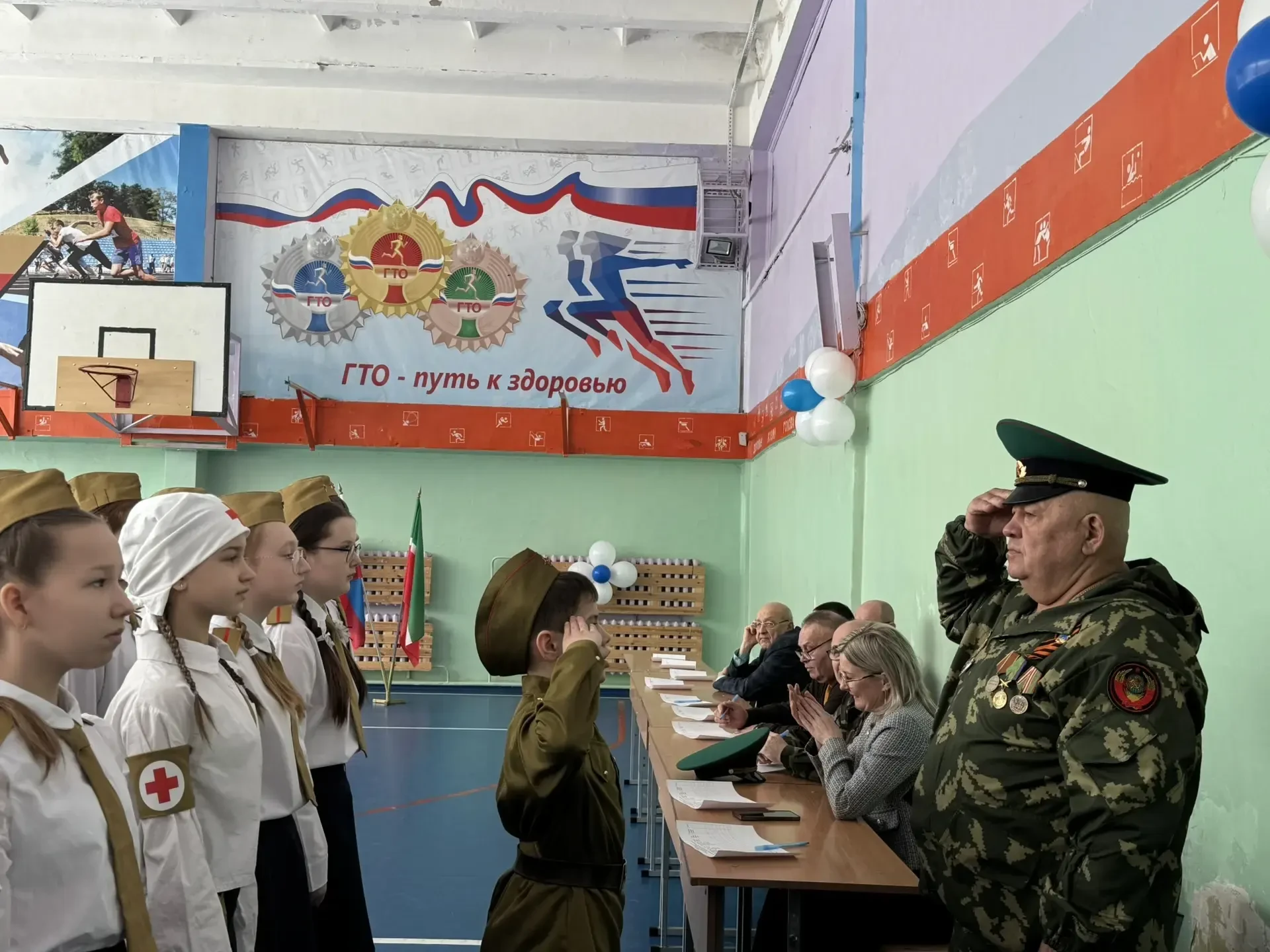 Равнение на героев! 🎖️  20 февраля в нашей школе было особенно шумно и волнительно! Прошел парад «См