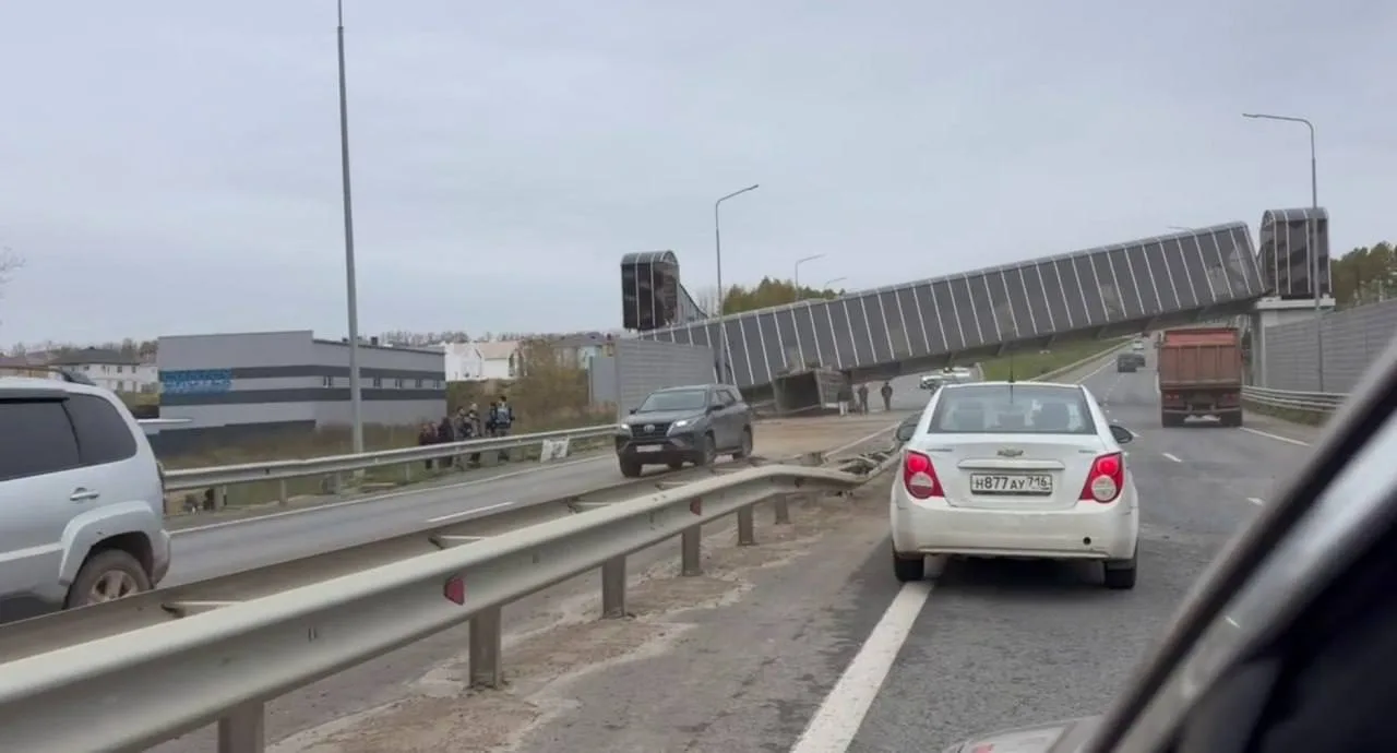 Обрушение пешеходного перехода в Татарстане: двое пострадавших