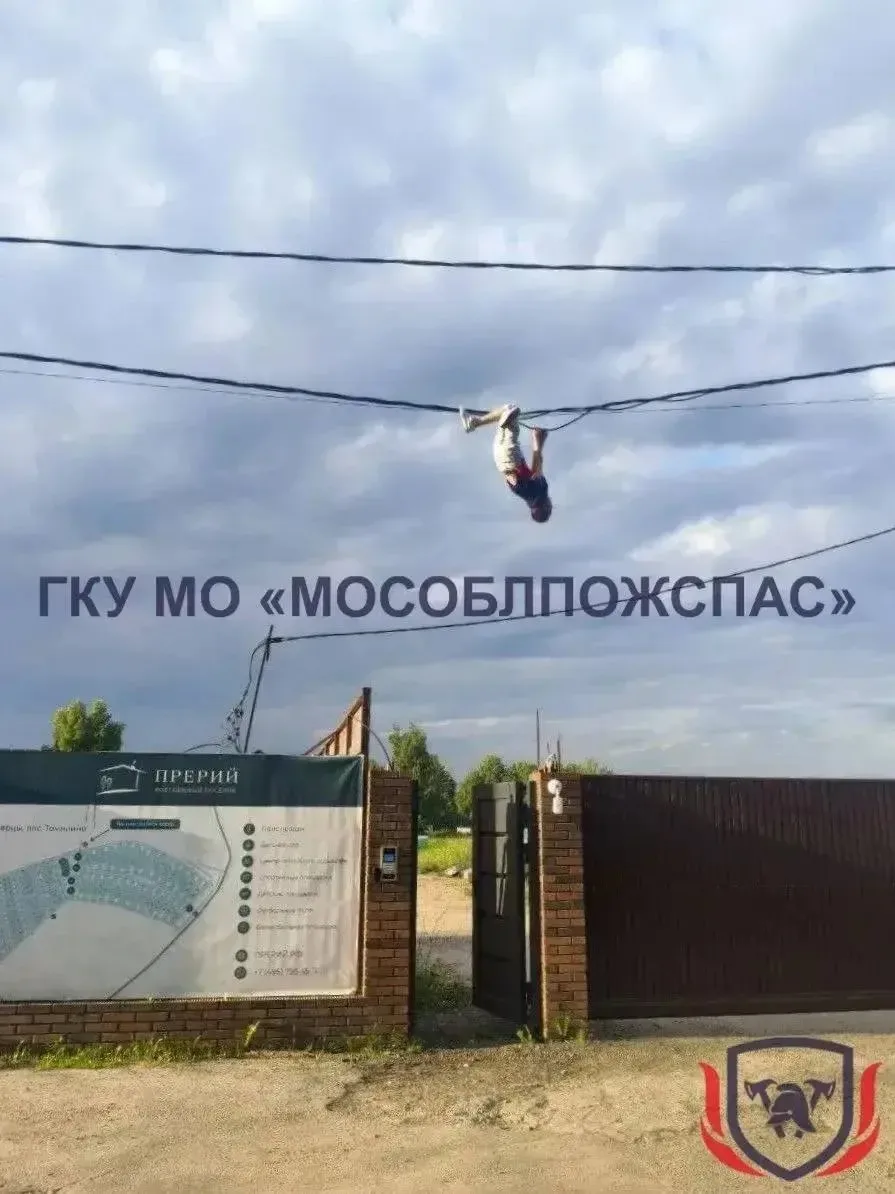 Запутавшегося "спайдермена" спасли спасатели в #Томилино