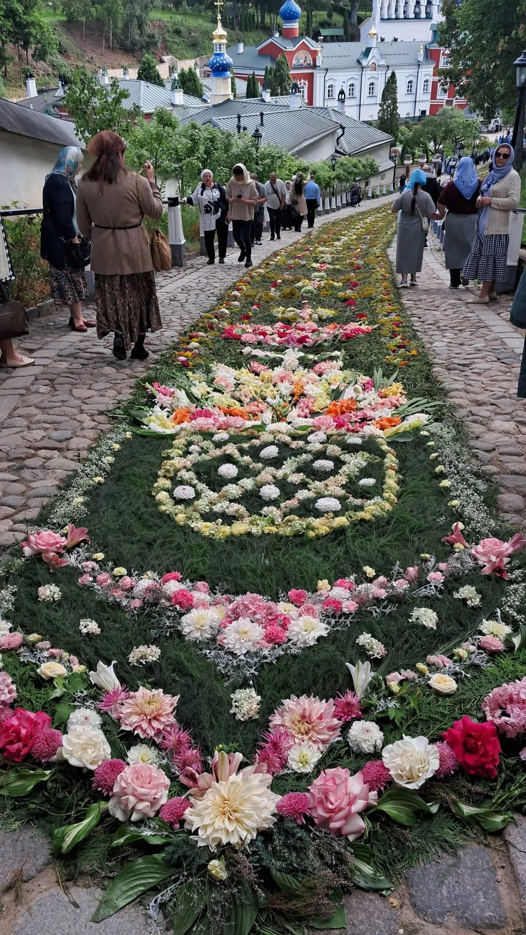 Прекрасно украшена была обитель на праздник! 🌷🌸