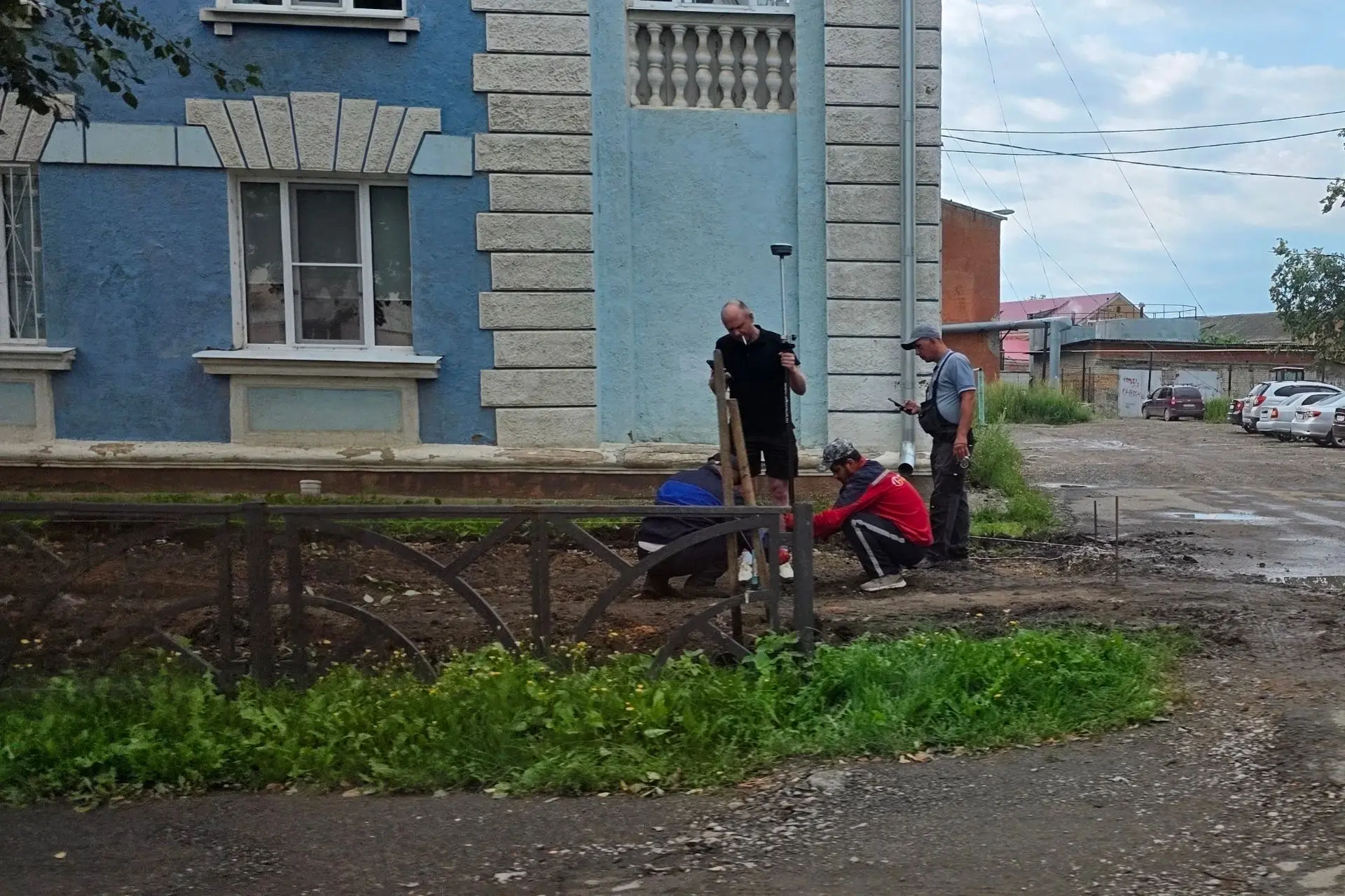 Улица Гагарина, нечётная стррона - демонтирован старый тротуар и проводятся работы по обустройству н
