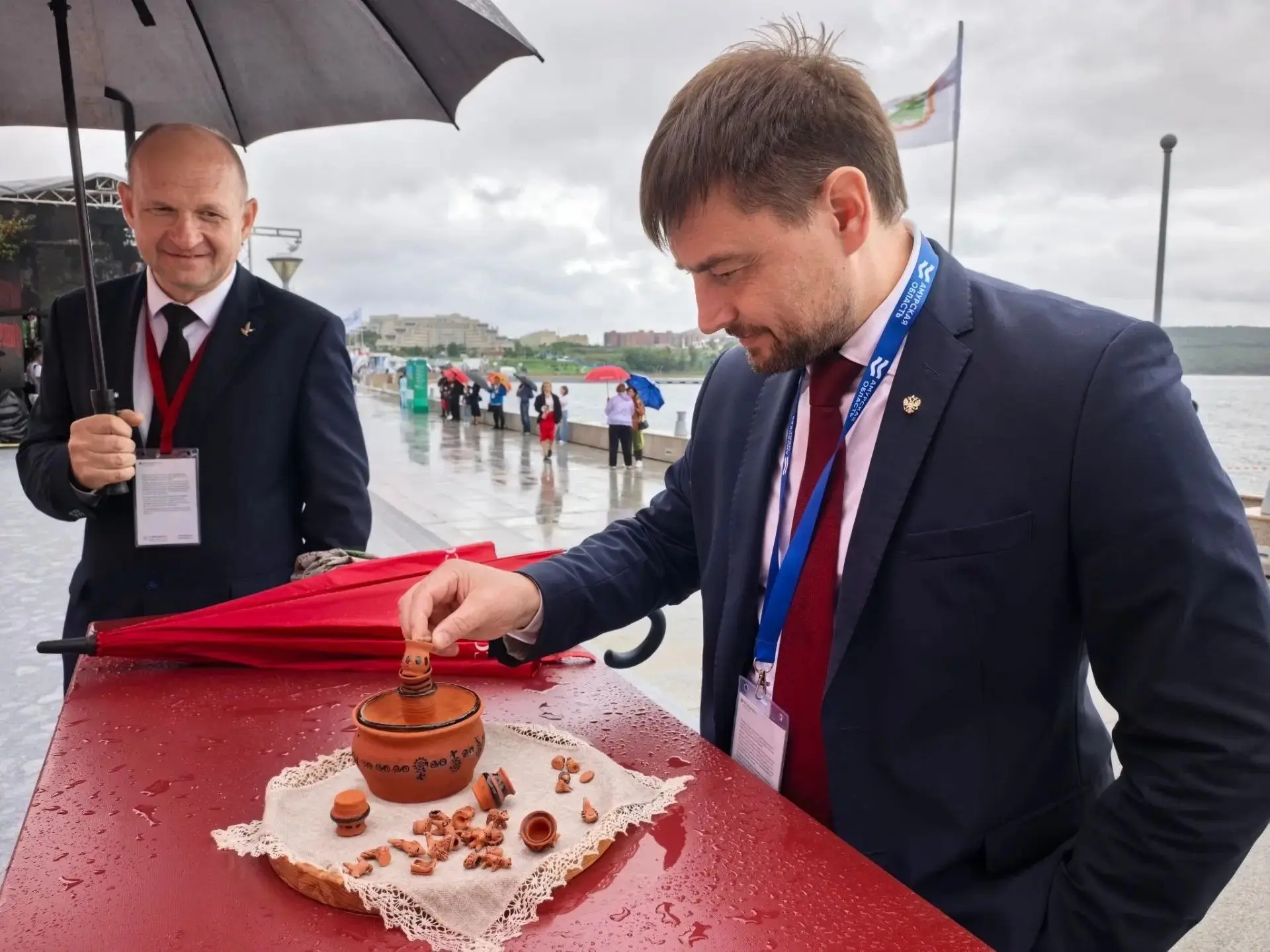 🎲  От Якутии до Питера: амурские бирюльки собрали у стенда Приамурья всю страну