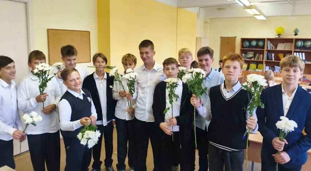 Мальчишки из 8А дарят всем хорошее настроение и заряд позитива на весь учебный год!