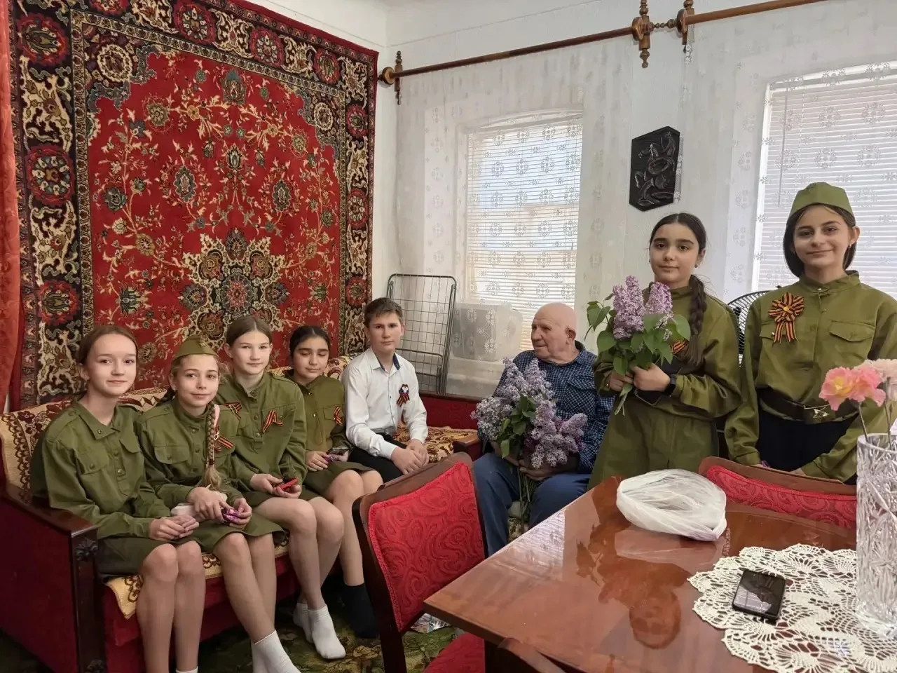 🕊️ Ученики школы №2 с теплом и уважением поздравили ветеранов Великой Отечественной войны и труженик