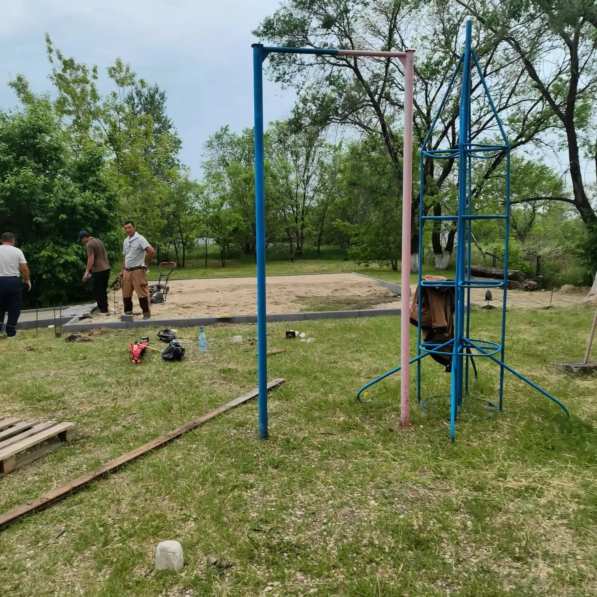 🎡 В парке с. Кустанаевка приступили к работам по программе инициативного бюджетирования. Рабочие го