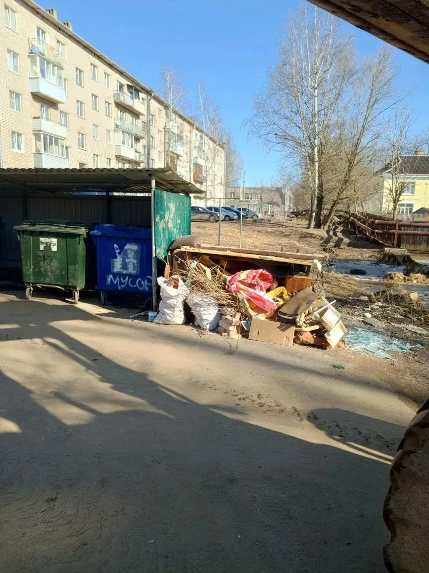 Сегодня ООО "Спецтранс" осуществлял вывоз крупногабаритных отходов по городу Боровичи. ...