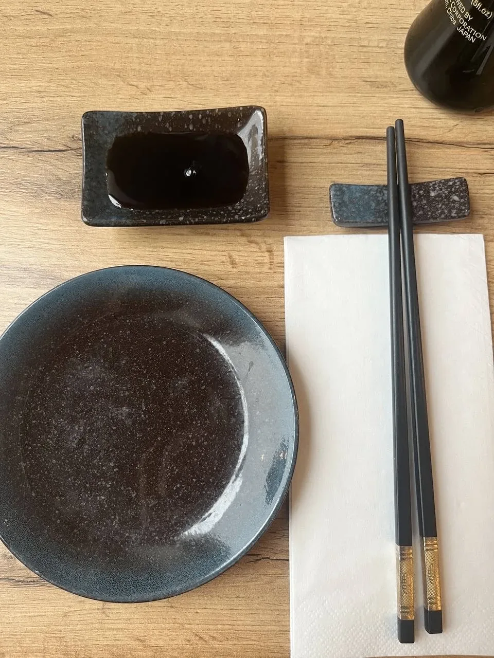 🥢 В Японии не принято класть палочки, направляя на кого-то