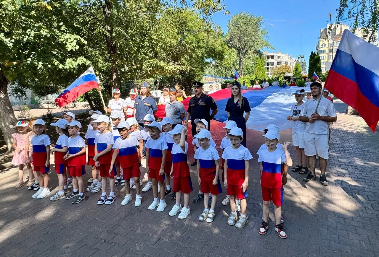 Патриотическая акция ко Дню Государственного флага России прошла в Ростове-на-Дону