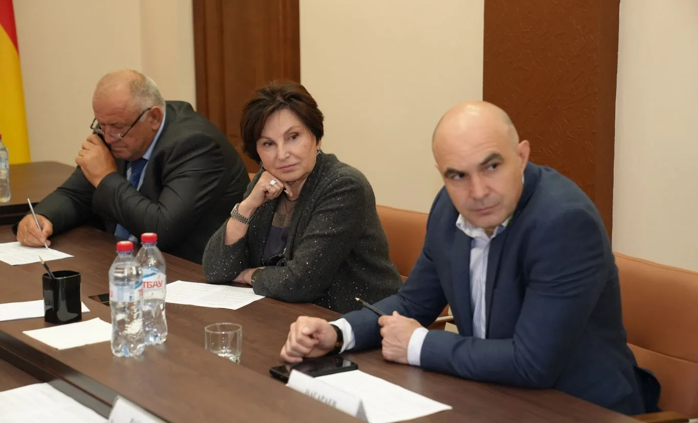 Олег Качаров провел заседание комитета по аграрной и земельной политике, экологии и при...