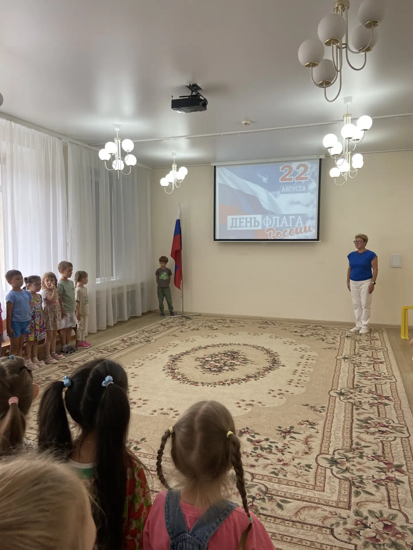 Сегодня дети старших групп отмечали День Российского Флага! 🇷🇺
