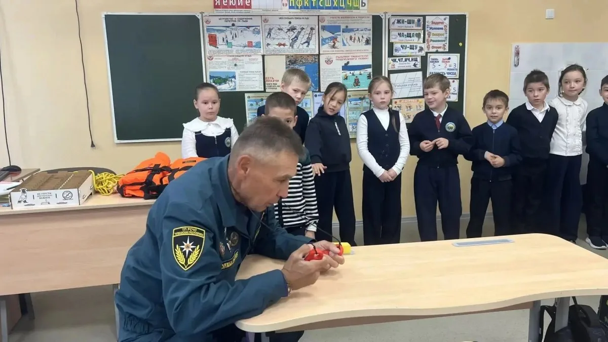 В школах Новочебоксарска начали учить детей спасаться из ледяной воды. Перед началом ле...