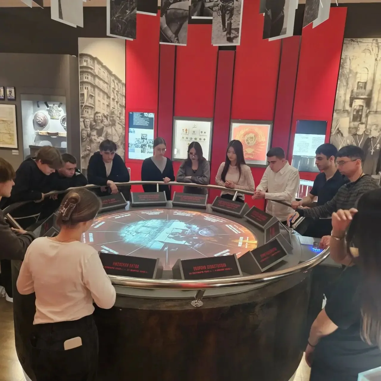 🏛️📚 Историческое погружение для 10-х классов! 🇷🇺  💡 25 марта учащиеся 10-х классов посетили Государс