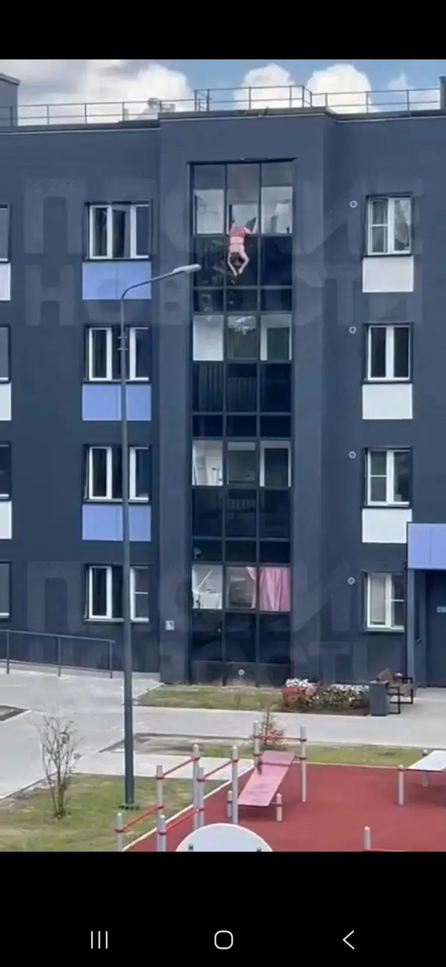 В Ноябрьске женщина, принимающая антидепрессанты, перебрала алкоголь в гостях и в состоянии полной н
