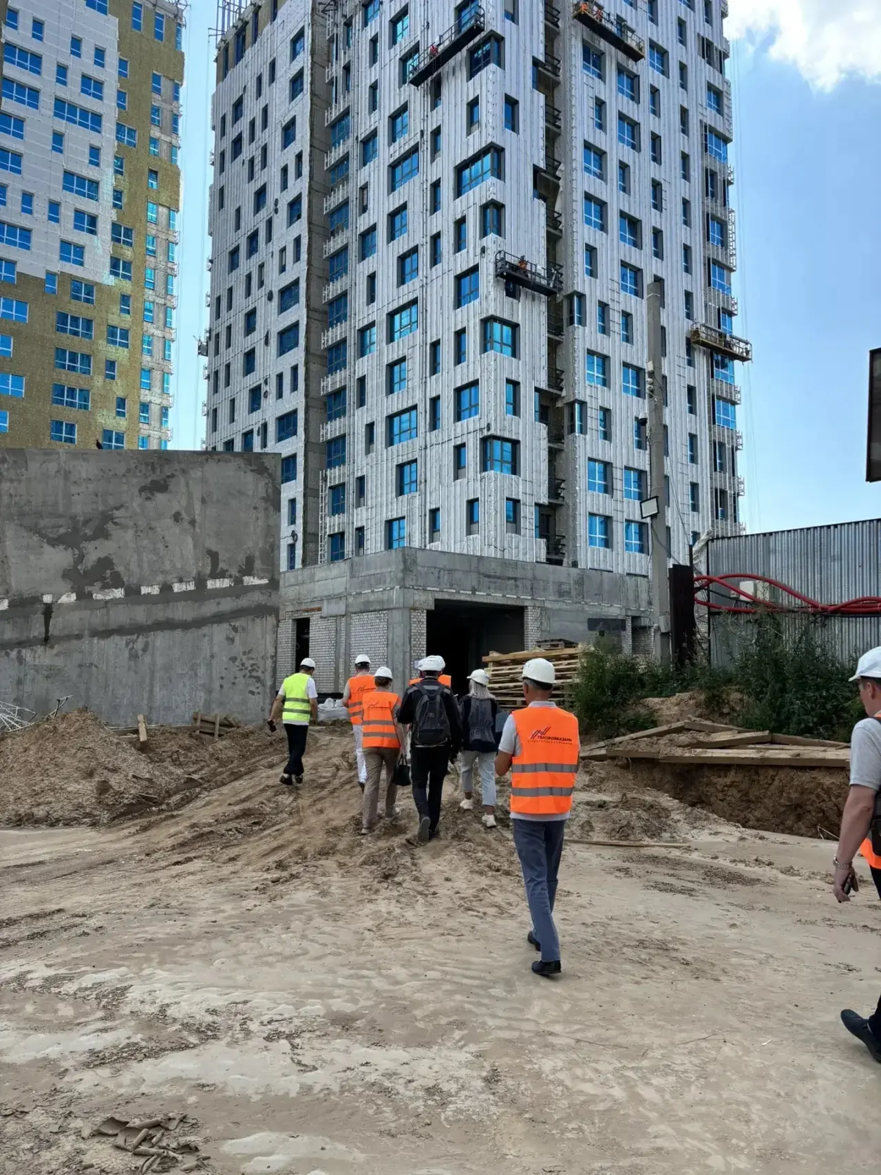 🏗 Продолжаем проверять объекты строительства на соблюдение норм безопасности!

На стройплощадках ЖК
