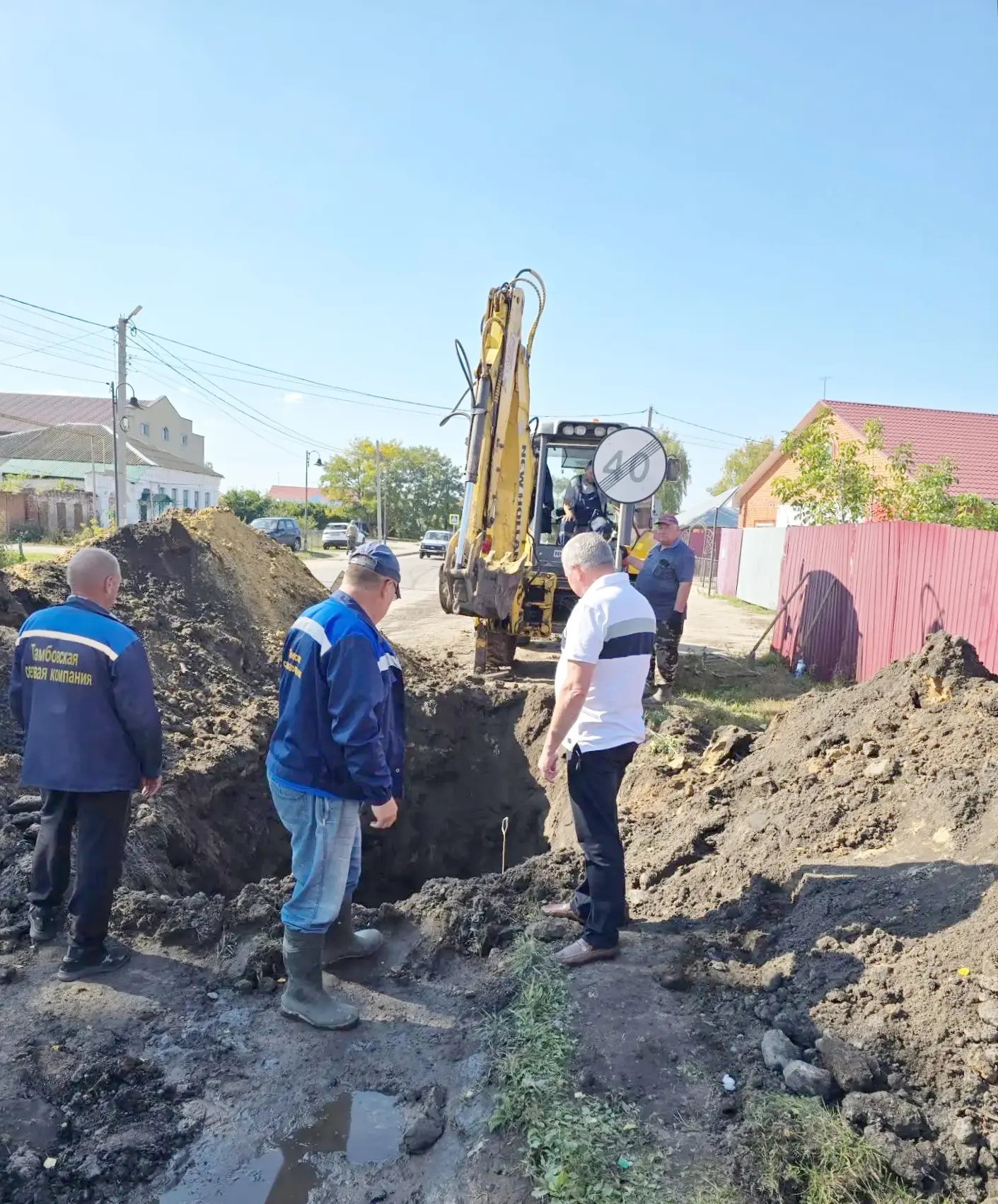 Специалисты АО «ТСК» работают над устранением порыва водопровода на улице Красная.