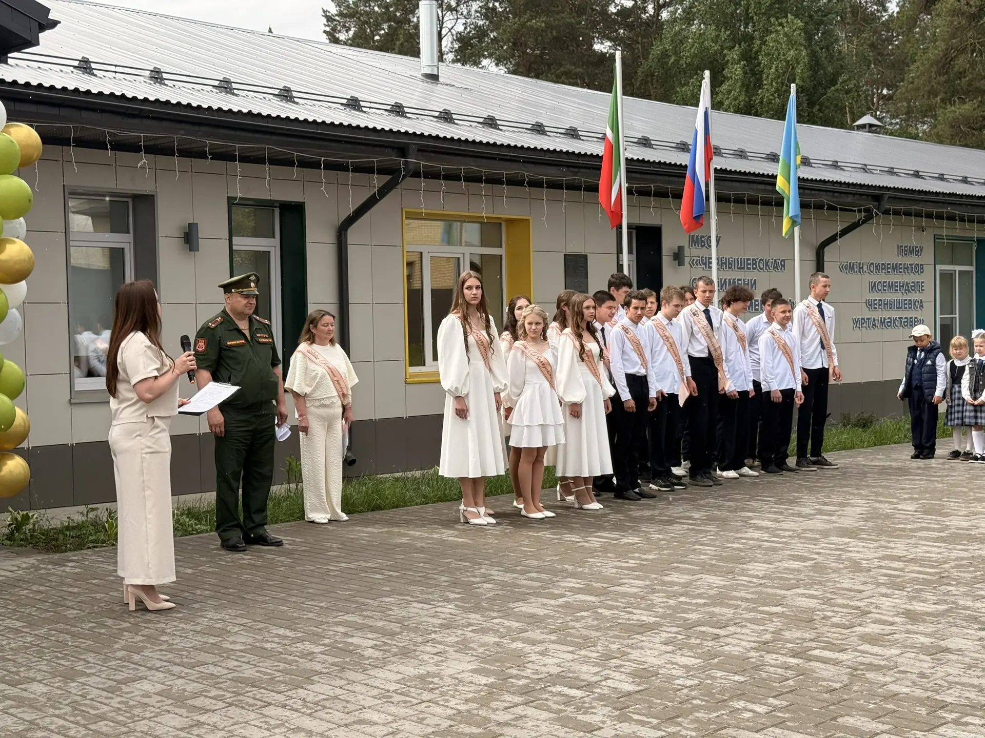 🔔 Последний звонок для 9 класса: двери в новую жизнь открыты!