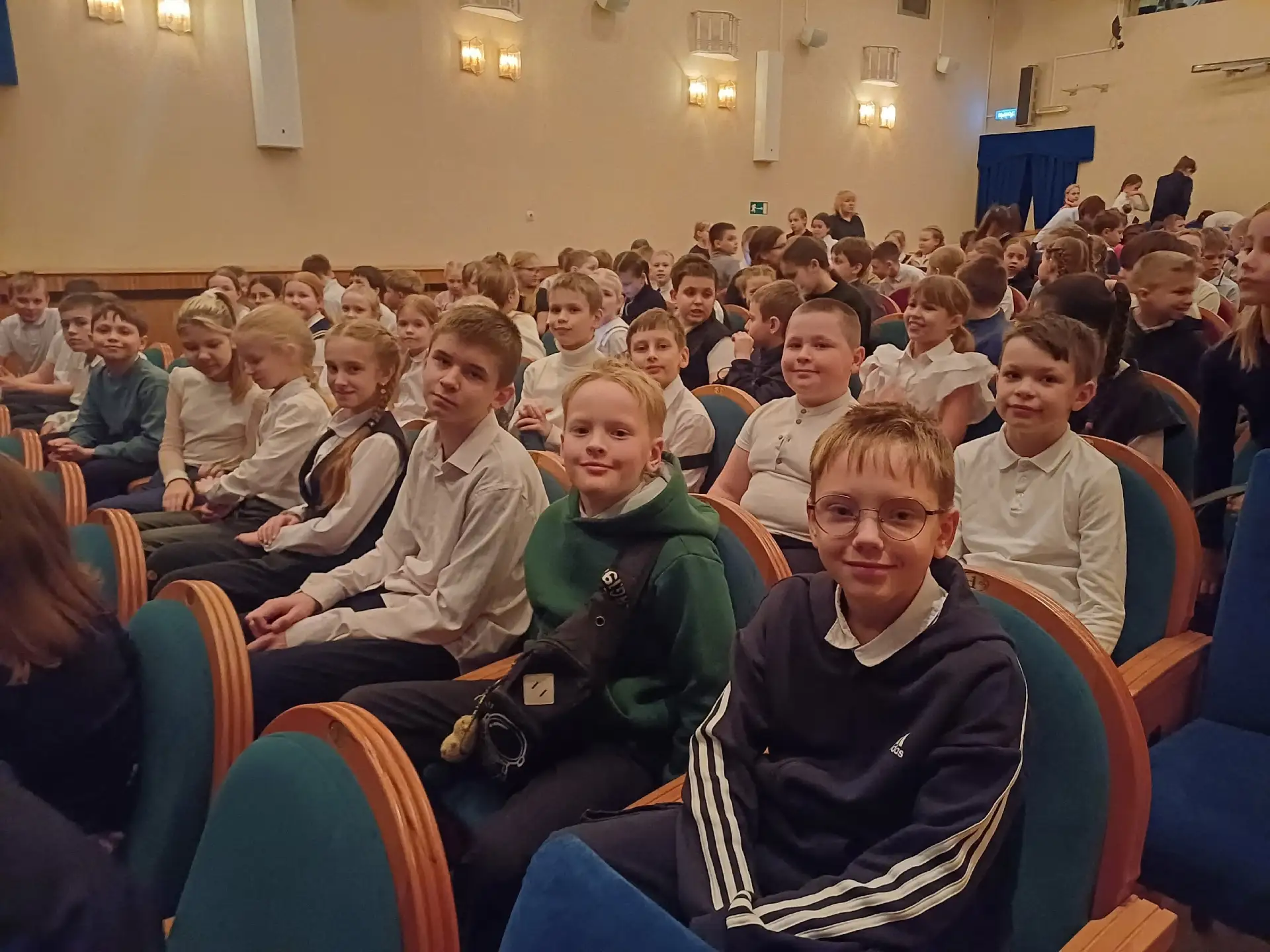 ⛪Посещение спектакля учащимися младших классов  8 апреля учащиеся начальных классов нашей школы совм