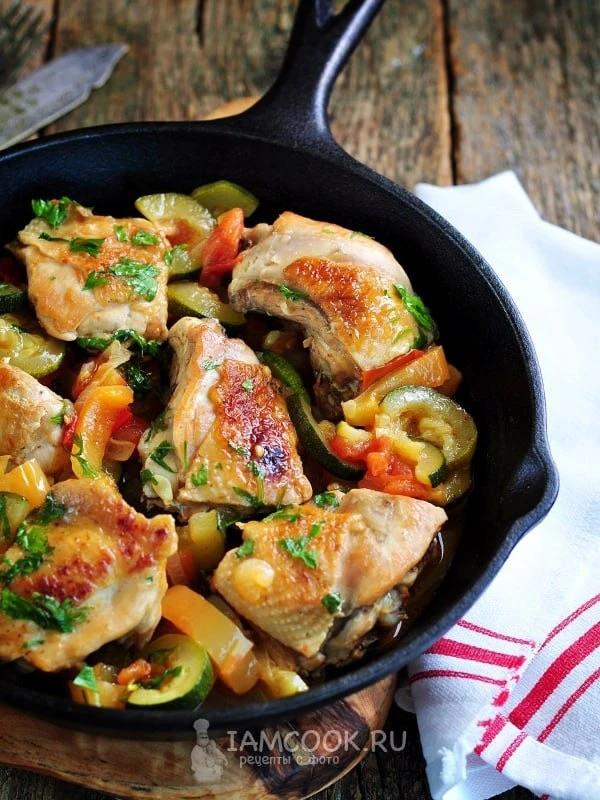 Не торопитесь снова жарить кабачковые оладьи. Из кабачков и курицы можно приготовить кое-что посытне
