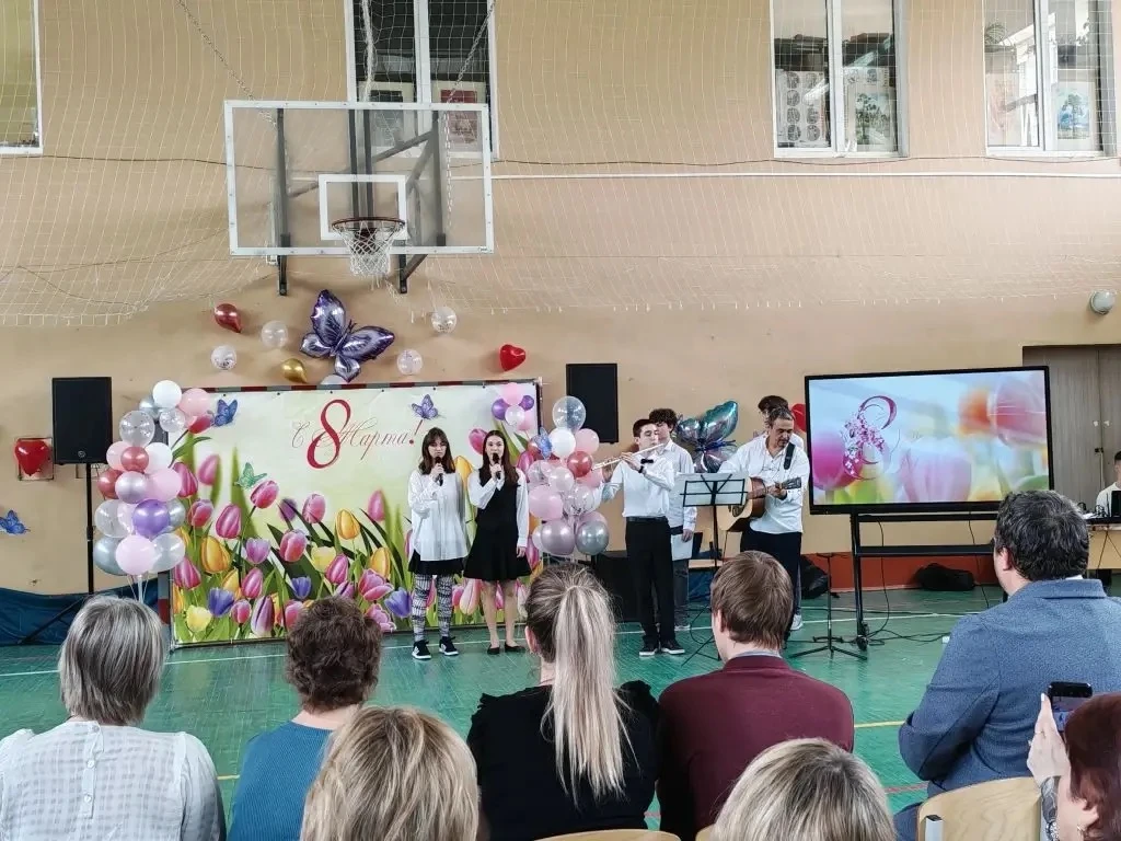 🎉✨ Праздники мужества и нежности: как мы отметили 23 Февраля и 8 Марта в нашей школе! ✨💖  В самом на