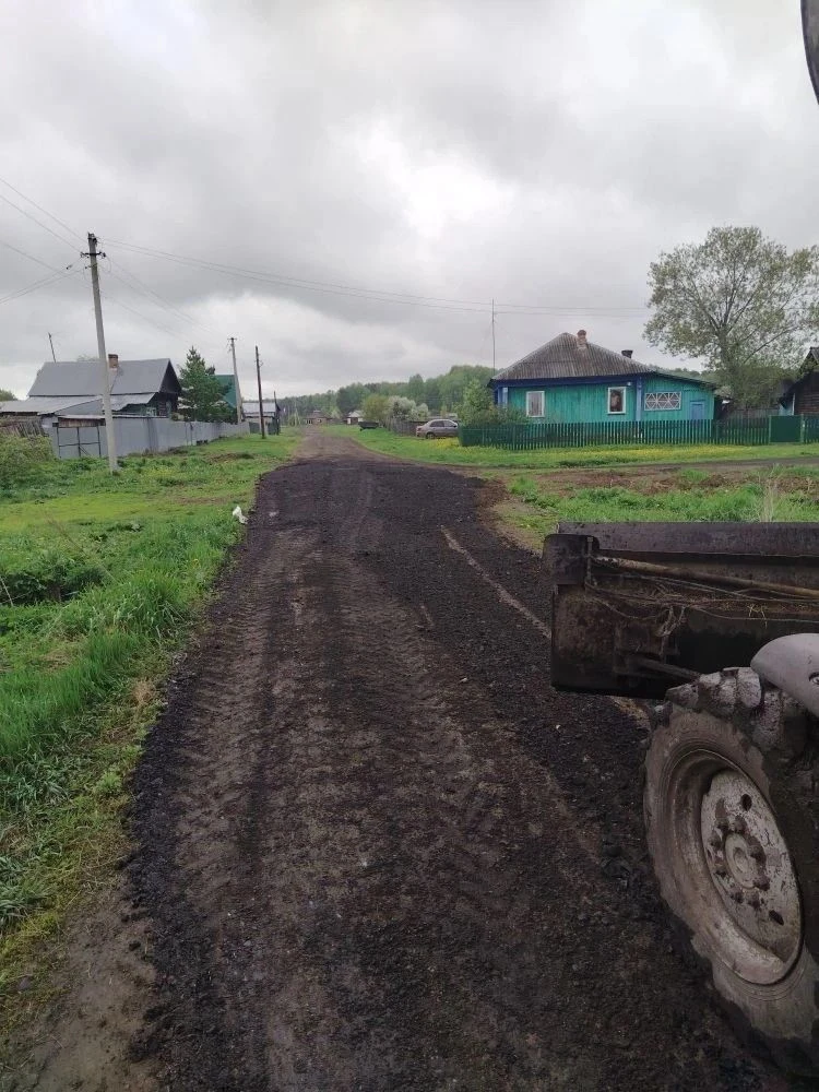 На прошедшей неделе отсыпали шлаком участок дороги по ул. Набережная в д. Безменово.