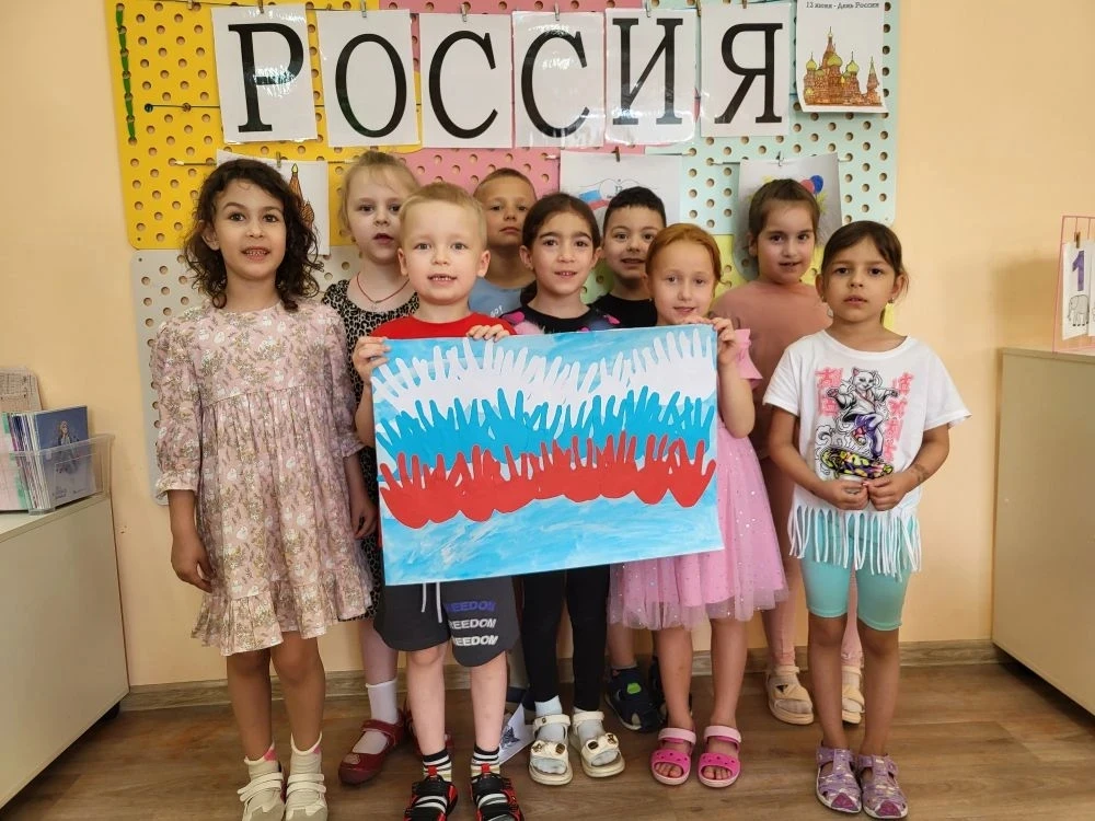 🇷🇺🇷🇺🇷🇺
На широком просторе
Предрассветной порой
Встали алые зори
Над родимой страной.

С кажды