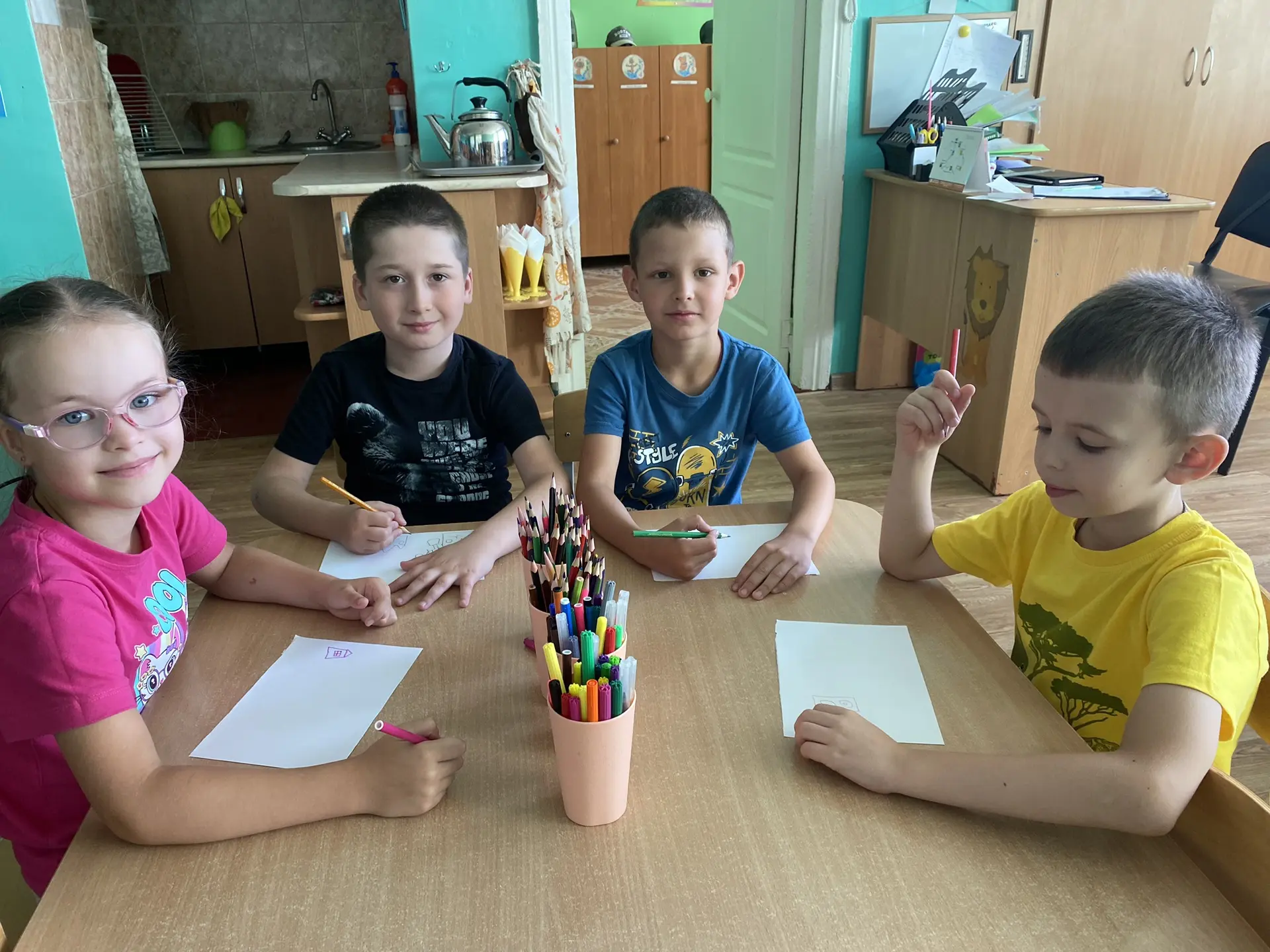 День в группах „Смешарики“, „Капелька“ и „Радуга“ наполнен творчеством и активностью: одни дети с ра
