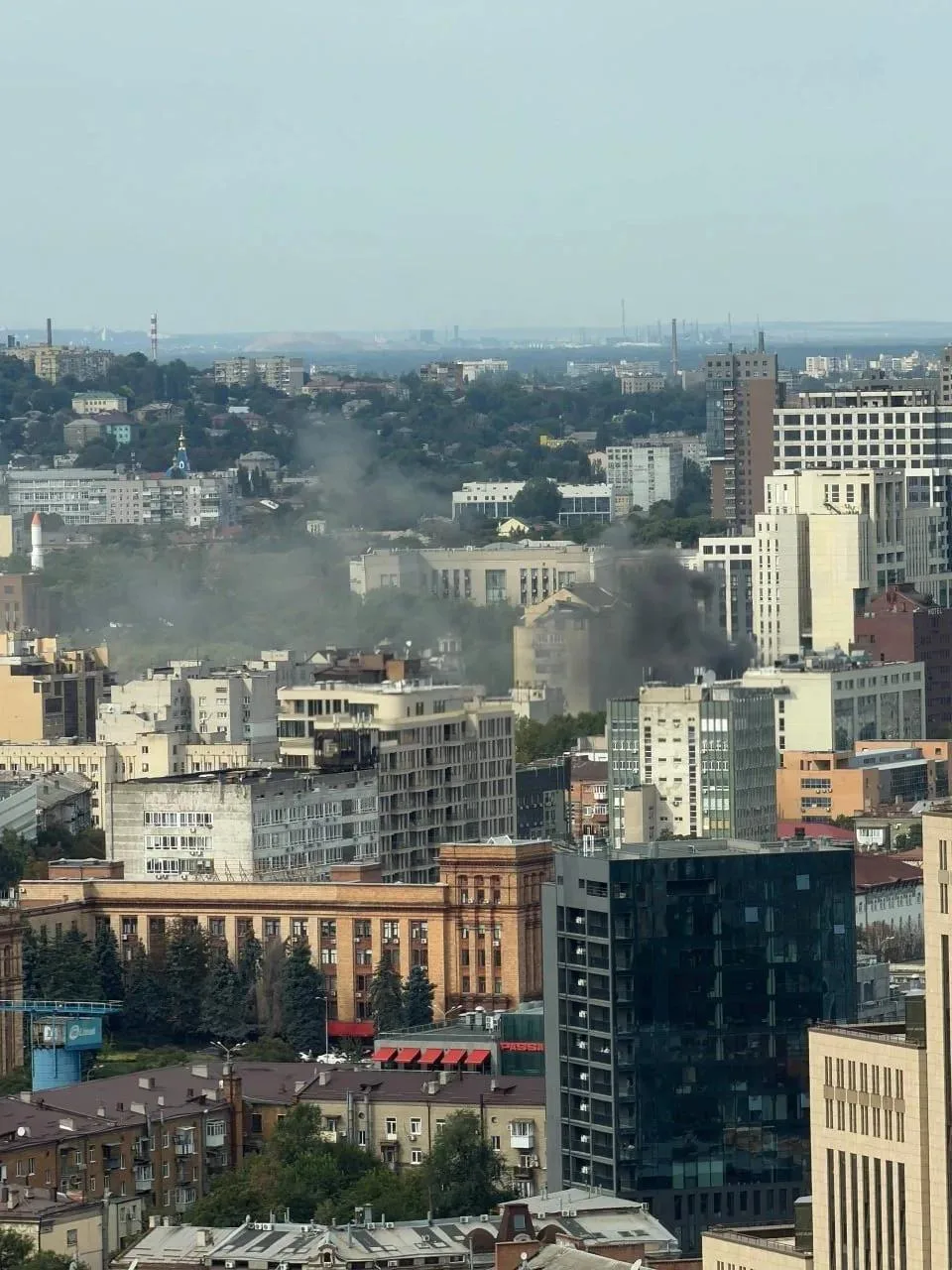 ❗️В Днепропетровске прилёт по бизнес-центру, в здании разгорается пожар
