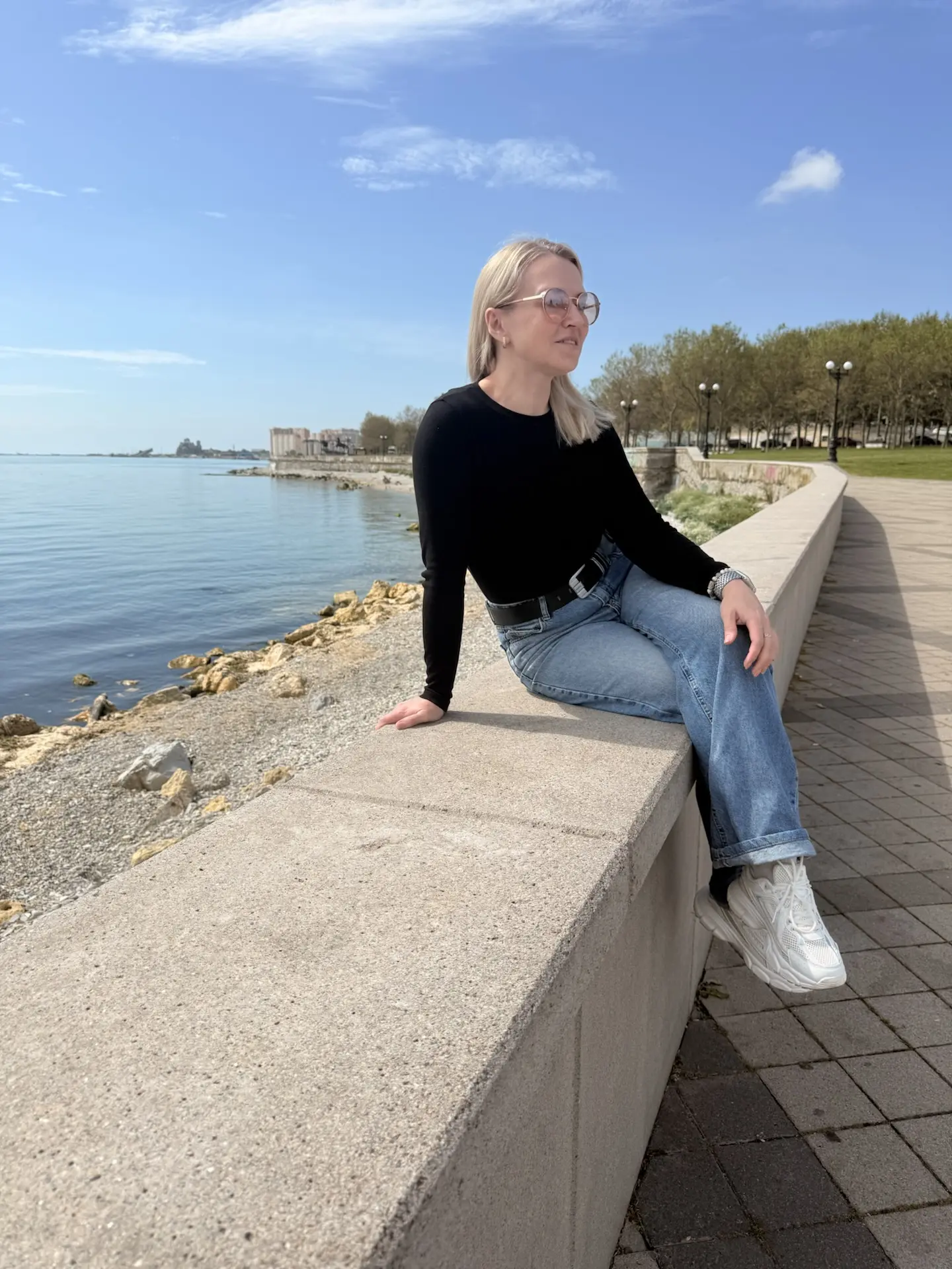 Иногда со стороны кажется, что человек просто сидит у моря и отдыхает.