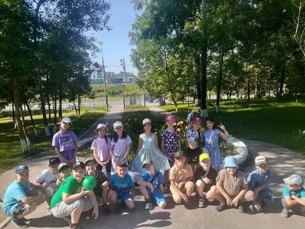 🔟 июня день в ЛДП «Солнечный» начался с зарядки.
🔸Во время утренней прогулки воспитанники посетили