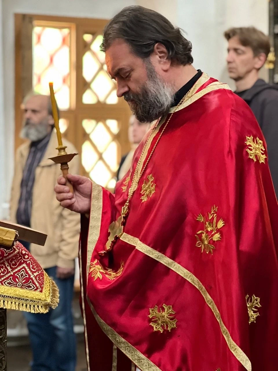 Я ПРИЗЫВАЮ ВСЕХ НАШИХ ЖЕНЩИН отойти от зеркала и закрыть косметичку, надеть платочек посмиреннее и и