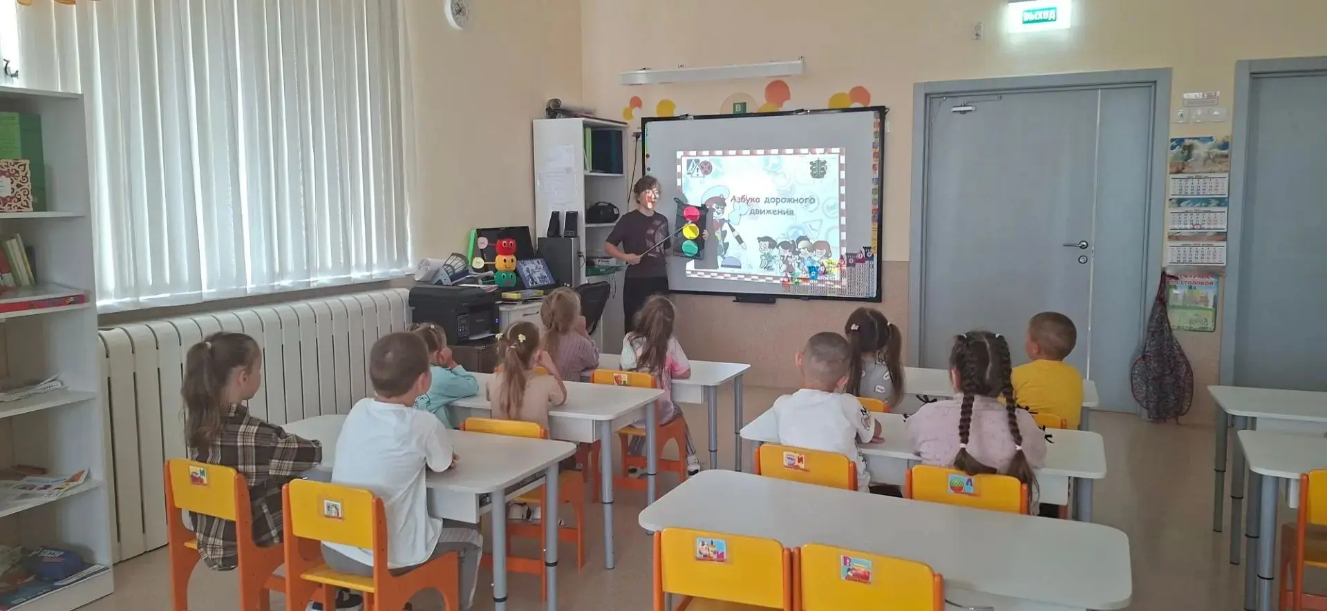 В рамках профилактического мероприятия " Внимание - дети!" с детьми старшей группы