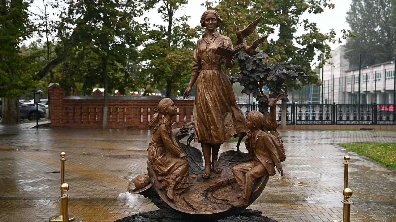 В Краснодаре открыли памятник Первой учительнице около лицея №48