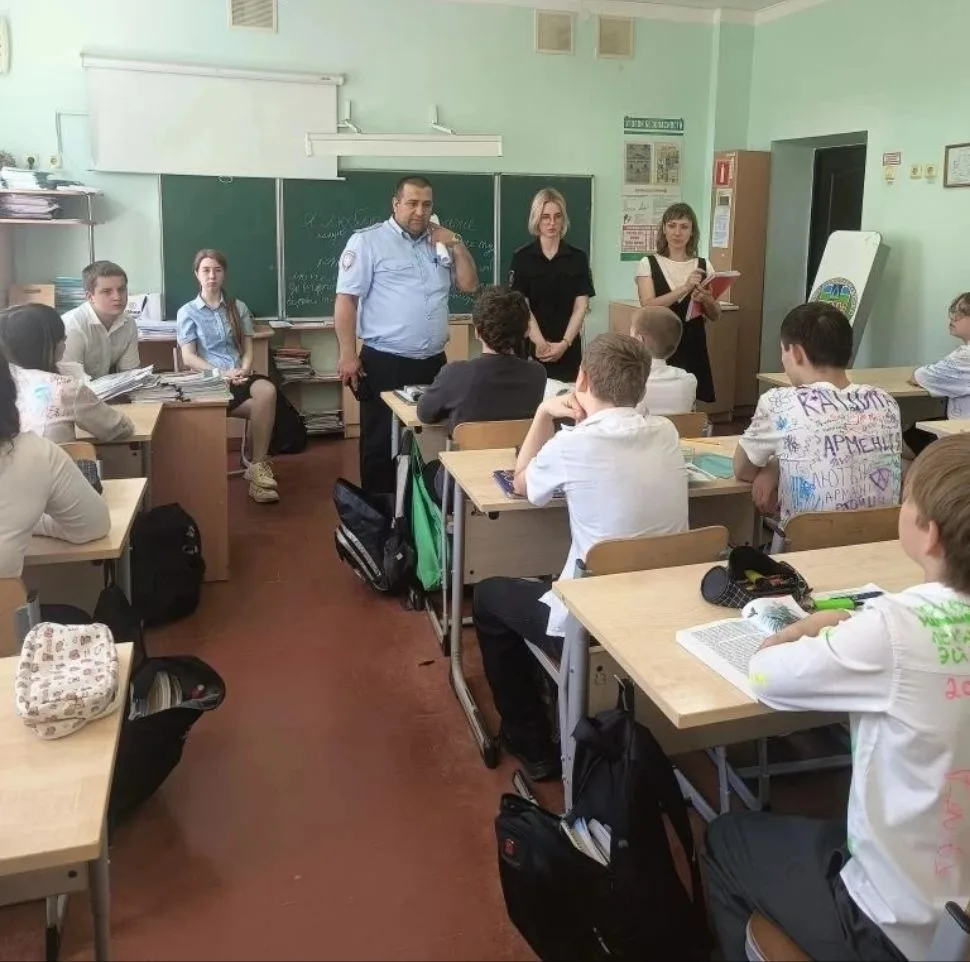 В рамках месячника "Уступи дорогу поездам" в школе состоялась встреча, посвященная правилам безопасн