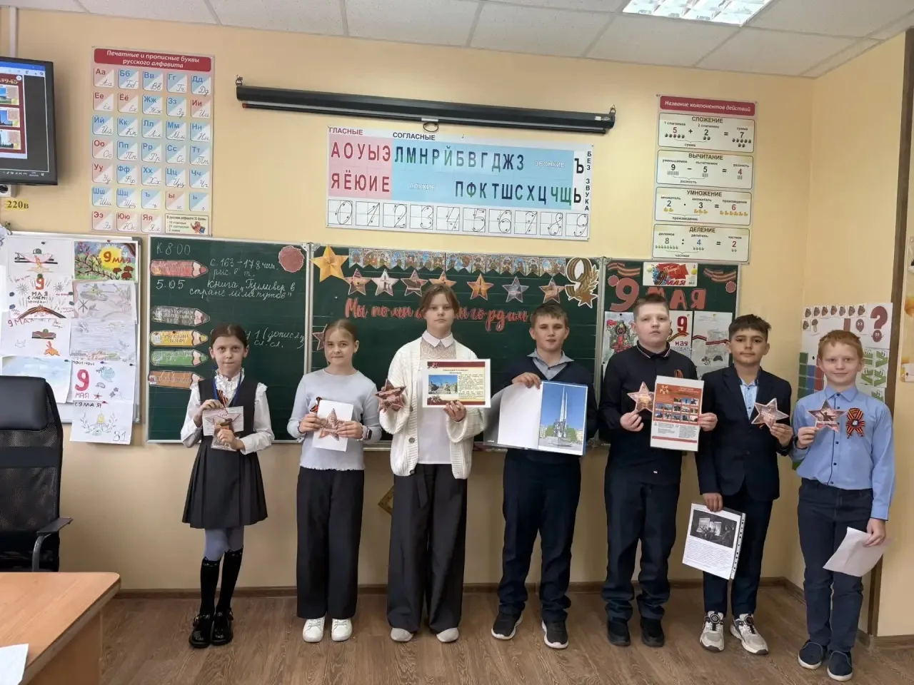 🎖️ Классный час ко дню Победы🕊️  Ученики 4‑ В класса приняли участие в акции «Бессмертный полк»!  Ре
