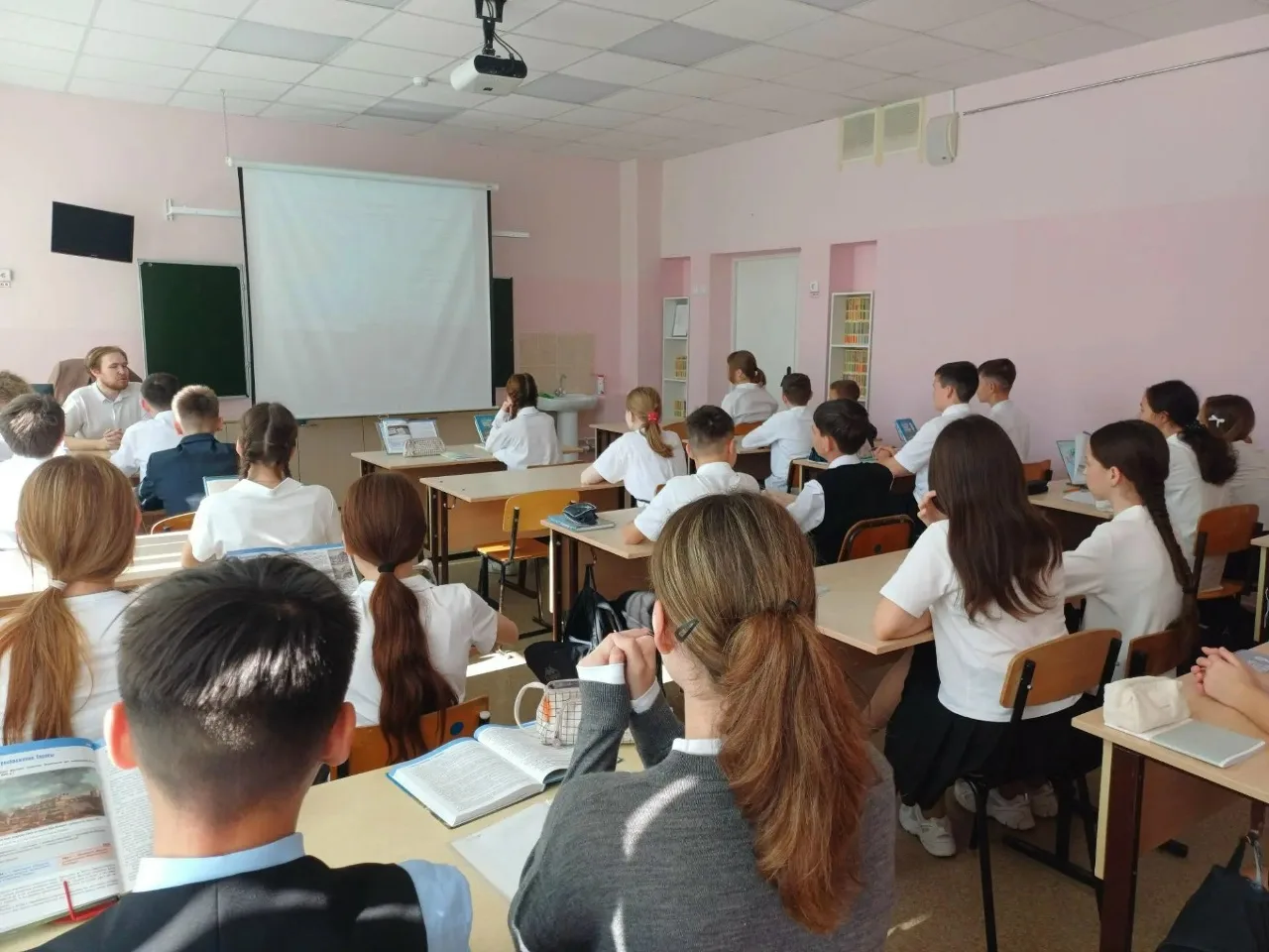 Открытый урок "Мы помнить должны...". Для учеников 8А класса учителем истории Павловым ...