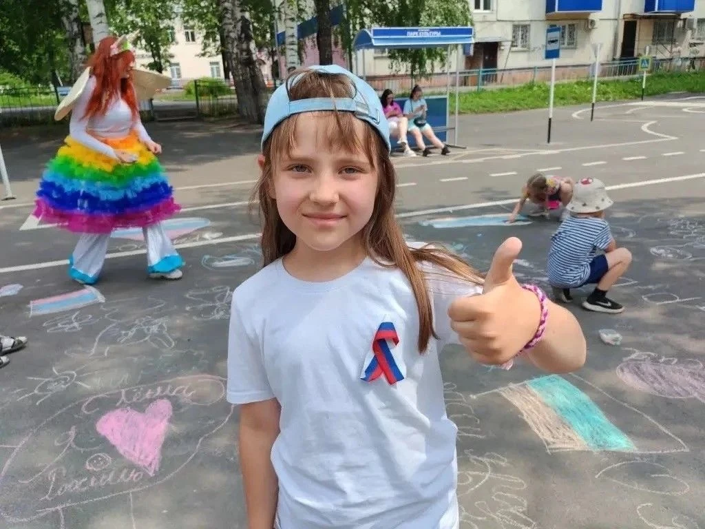 В праздничные дни школьники города приняли участие во Всероссийской акции «Российский триколор».🇷🇺