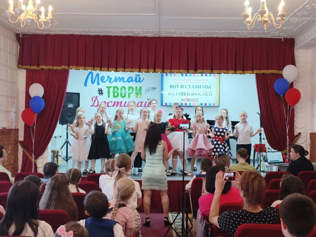 🎓 «Вот и стали мы на год взрослей»