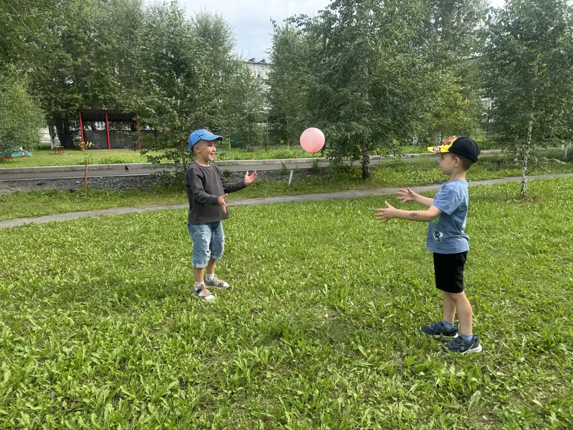 ☀️☀️☀️ Солнечным днём, собрав рюкзаки с бутербродами и сладостями, ребята старшей групп...