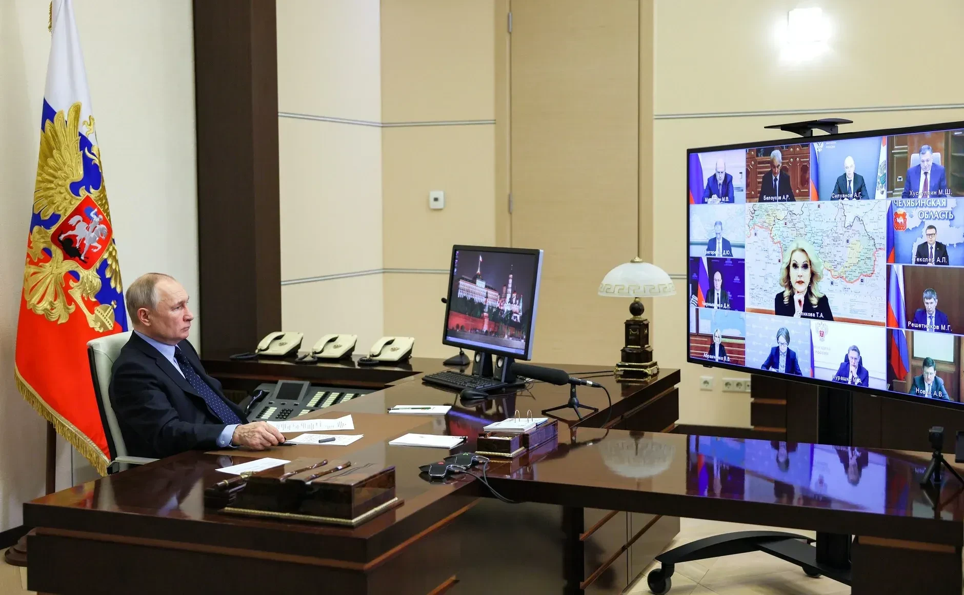 Владимир Путин в ближайшие часы проведет совещание с членами Правительства по теме восс...
