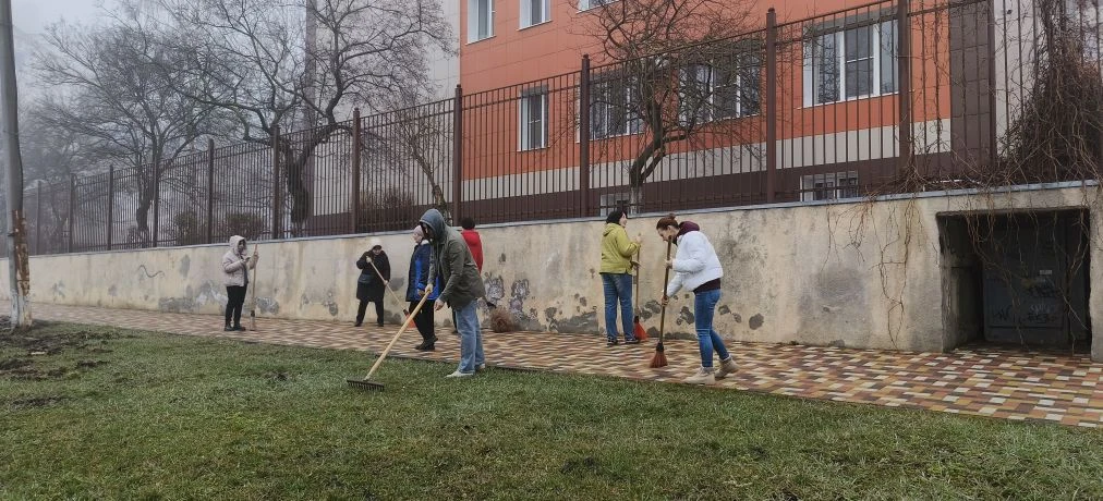 Сегодня в нашей гимназии прошел субботник! 🌿   Учителя активно приняли участие в уборке территории, 